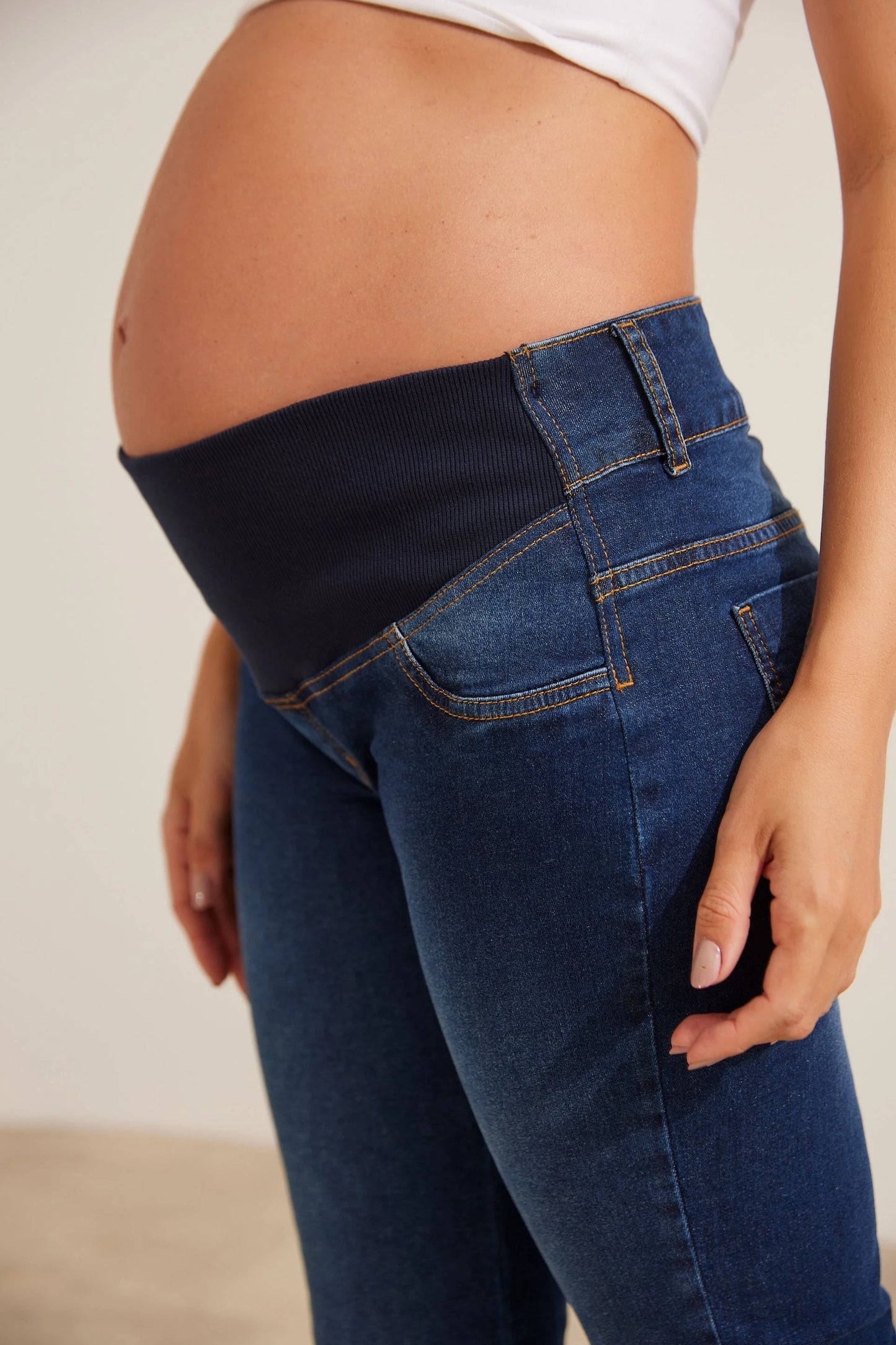 CALÇA JEANS CLÁSSICA CÓS AJUSTÁVEL GESTANTE E PÓS-PARTO