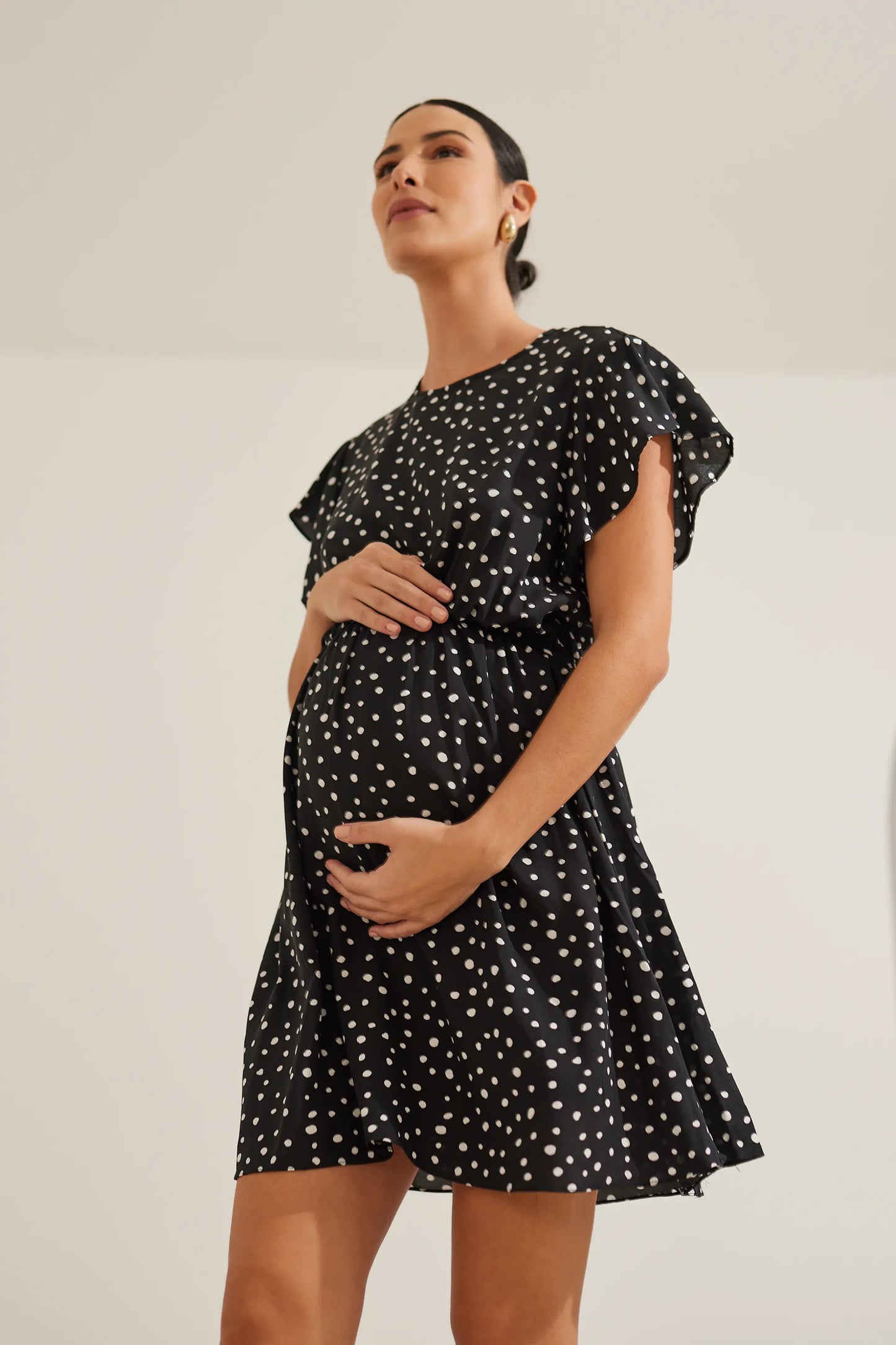 VESTIDO GESTANTE E AMAMENTAÇÃO CURTO COM BABADOS SEM MANGAS