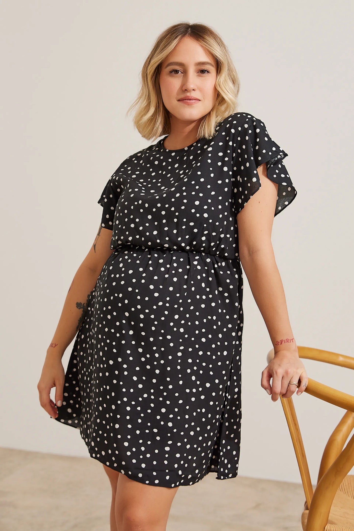 VESTIDO GESTANTE E AMAMENTAÇÃO CURTO COM BABADOS SEM MANGAS