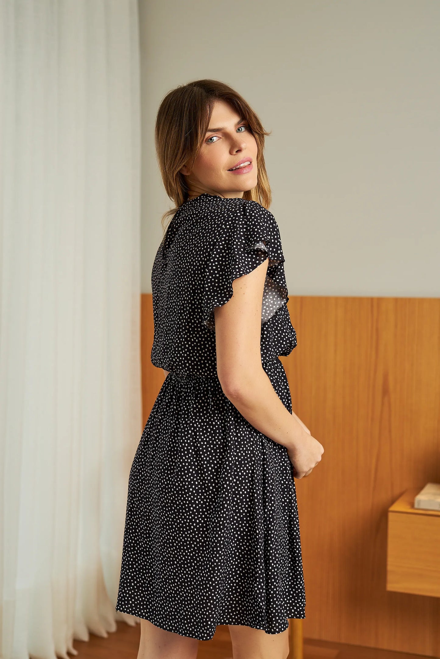 VESTIDO GESTANTE E AMAMENTAÇÃO CURTO COM BABADOS SEM MANGAS