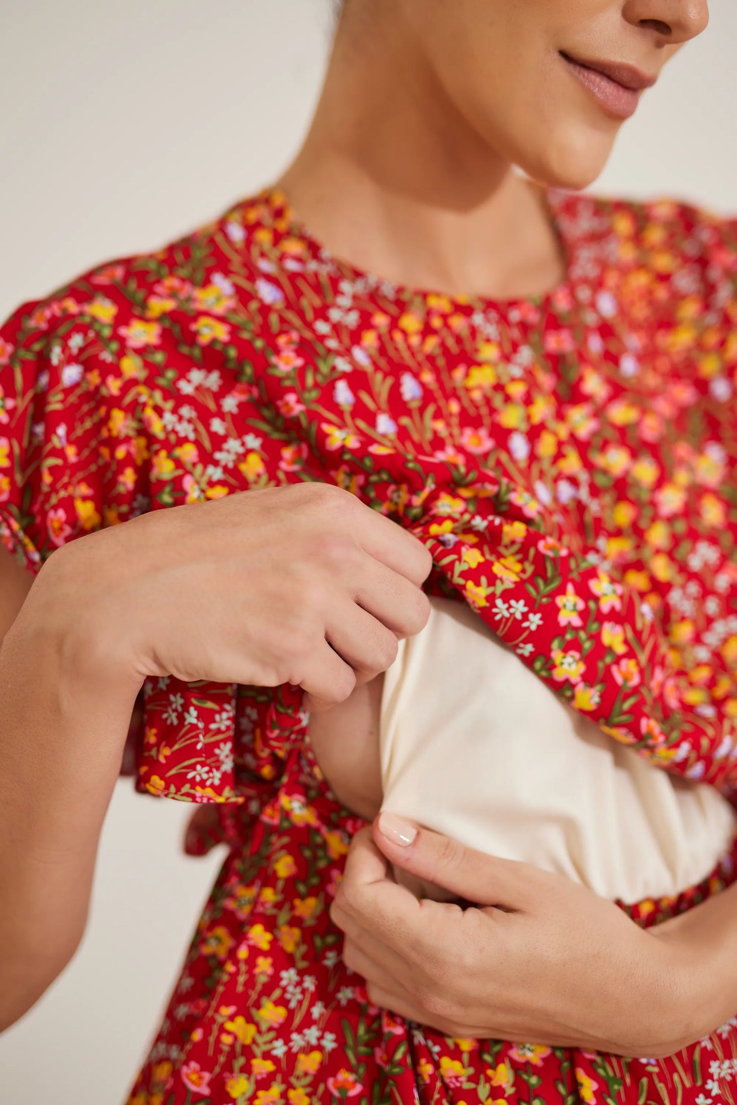 VESTIDO GESTANTE E AMAMENTAÇÃO CURTO COM BABADOS SEM MANGAS