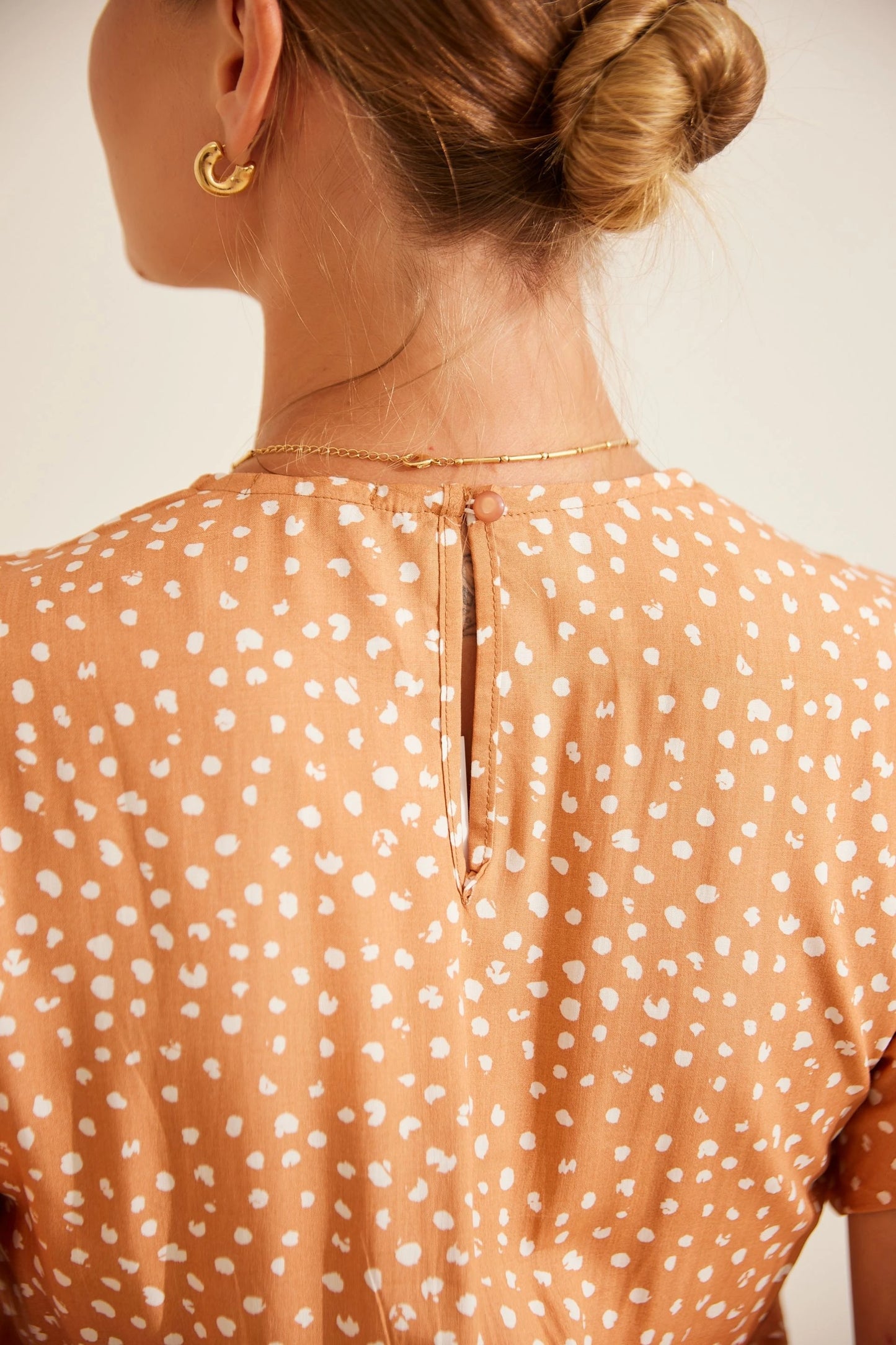 VESTIDO GESTANTE E AMAMENTAÇÃO CURTO COM BABADOS SEM MANGAS
