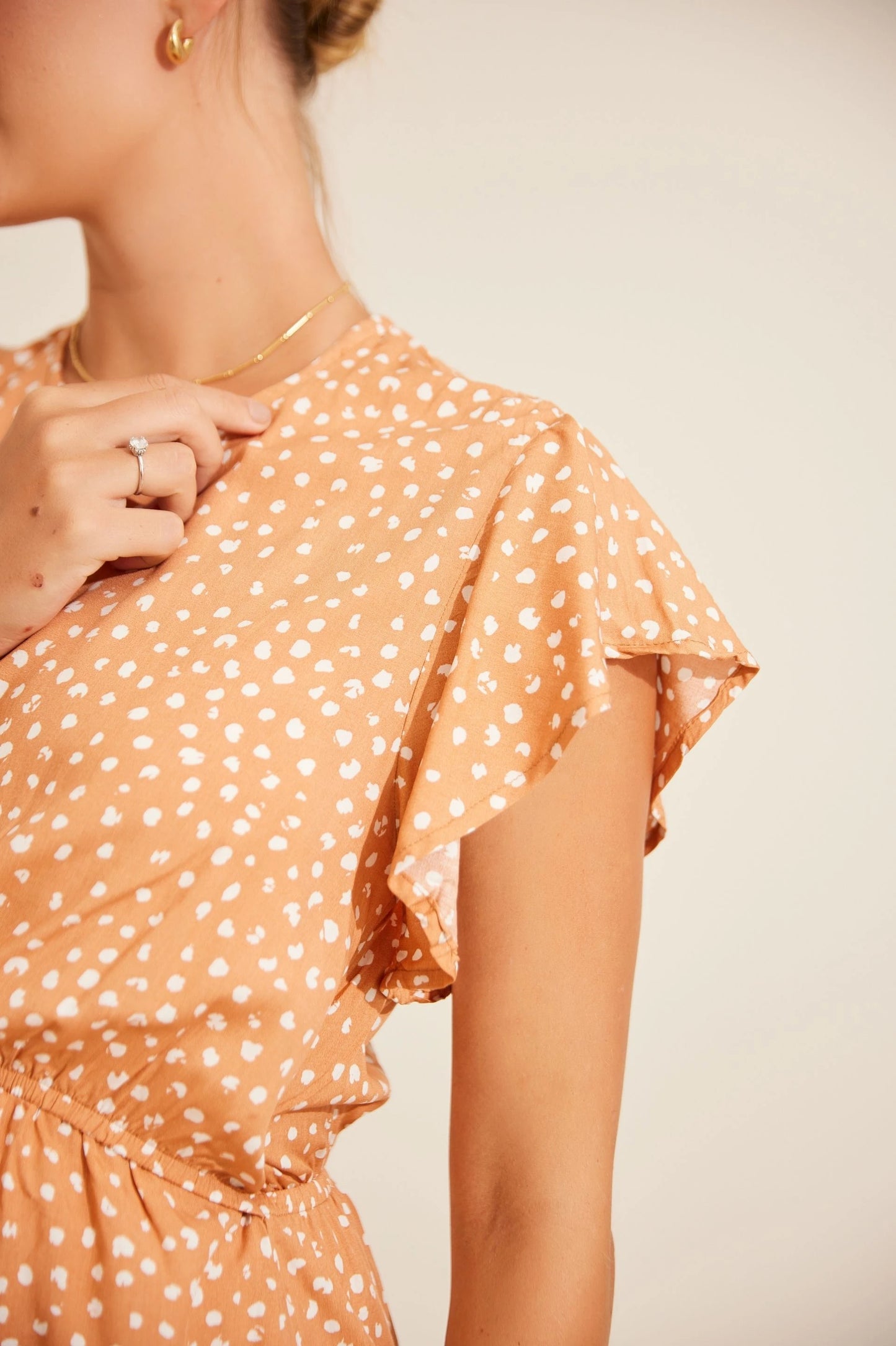 VESTIDO GESTANTE E AMAMENTAÇÃO CURTO COM BABADOS SEM MANGAS