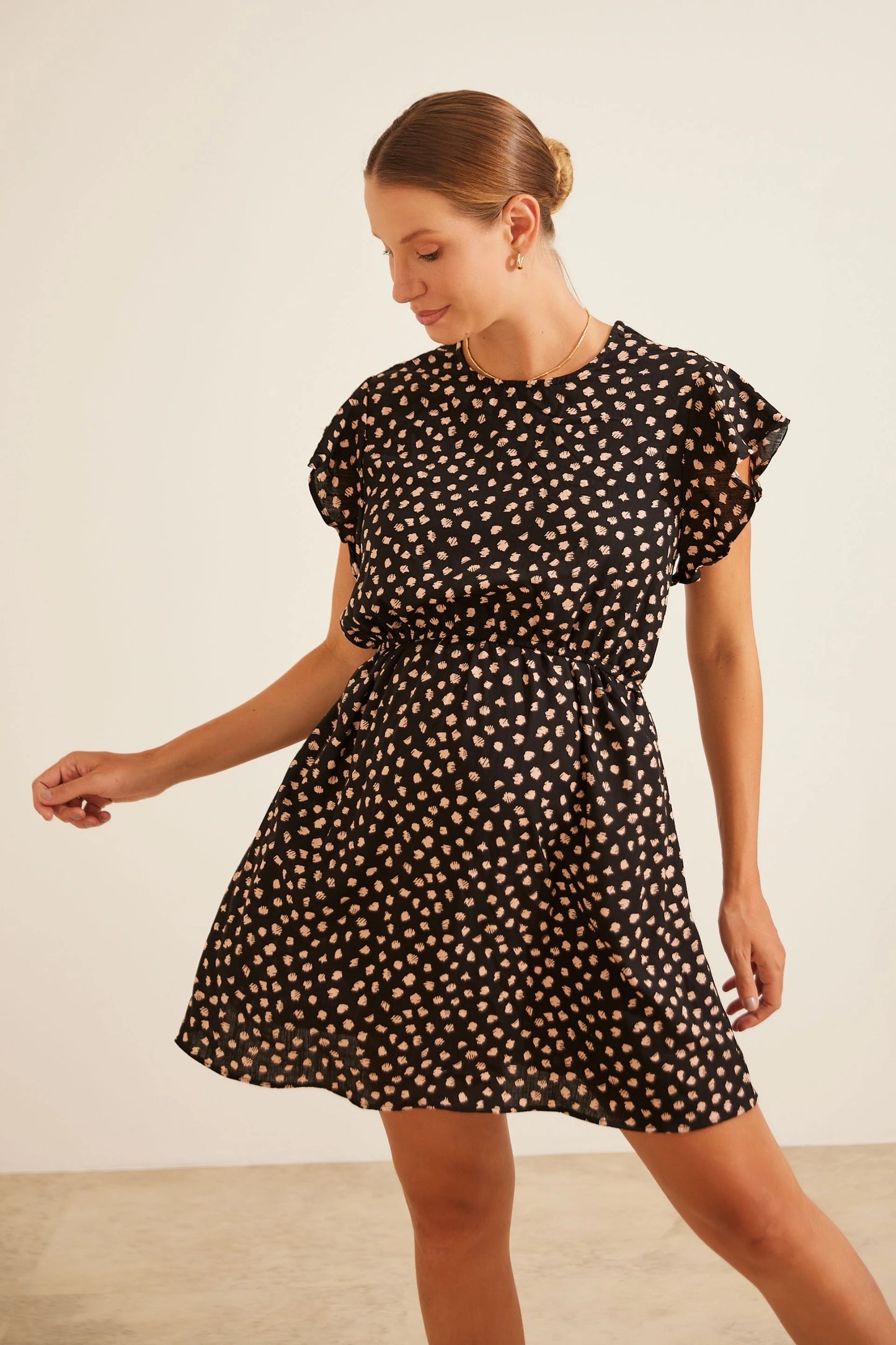 VESTIDO GESTANTE E AMAMENTAÇÃO CURTO COM BABADOS SEM MANGAS