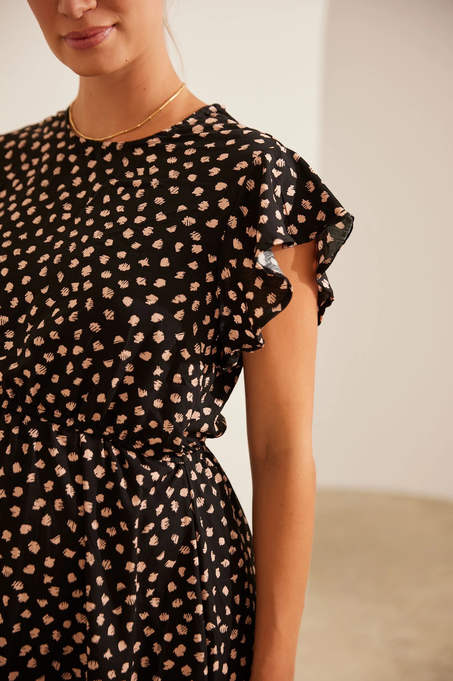 VESTIDO GESTANTE E AMAMENTAÇÃO CURTO COM BABADOS SEM MANGAS