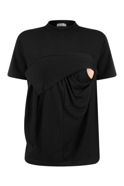 CAMISETA COM DETALHE OCULTO DE AMAMENTAÇÃO